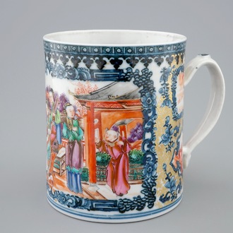 Een Chinese famille rose kroes met mandarijns decor, Qianlong, 18e eeuw